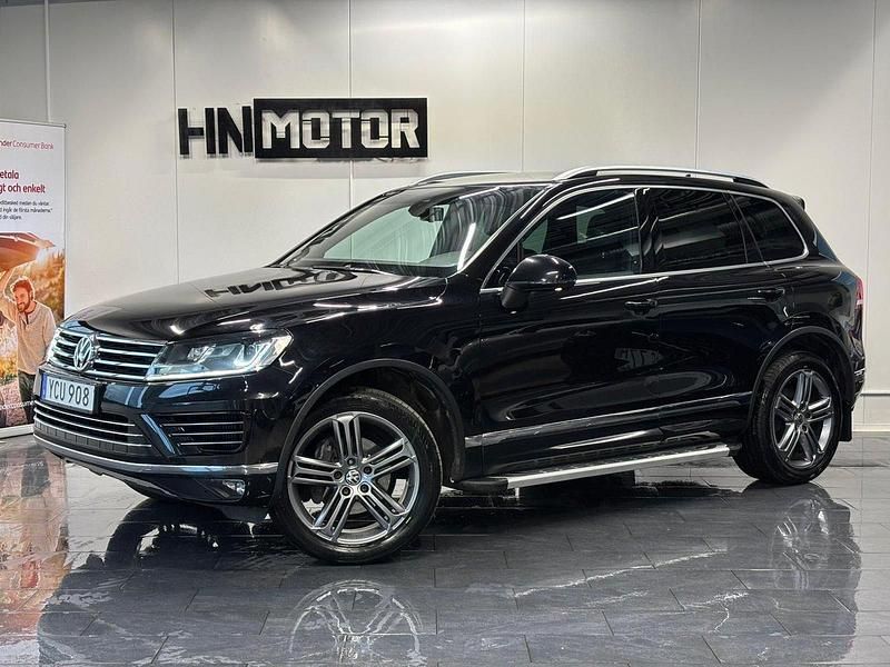 Svart Begagnad 2016 VW Touareg R-line SUV | 259 900 kr (Dyr) - Bild 1/4