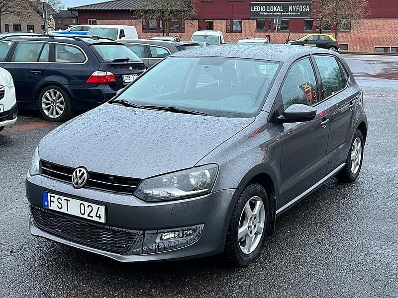 Mörkgrå Begagnad 2010 VW Polo Halvkombi | 49 900 kr (Bra pris) - Bild 1/4