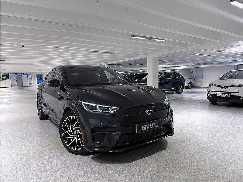 Grå Begagnad 2021 Ford Mustang Mach-E GT Performance Edition SUV | 529 900 kr (Marknadspris) - Bild 1/4