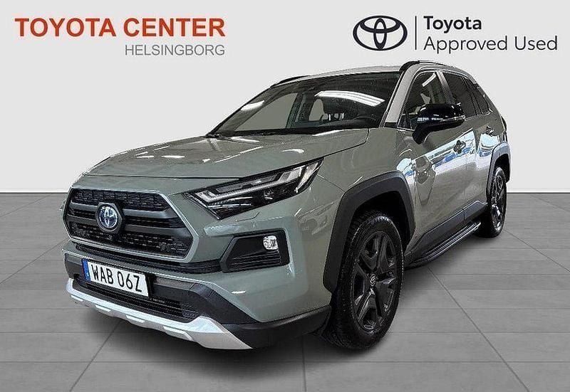 Grön Begagnad 2022 Toyota RAV4 Hybrid SUV | 389 900 kr (Marknadspris) - Bild 1/4