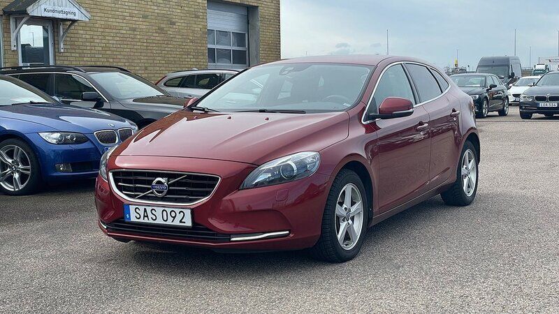 Röd Begagnad 2015 Volvo V40 Momentum Kombi | 159 500 kr (Marknadspris) - Bild 1/4