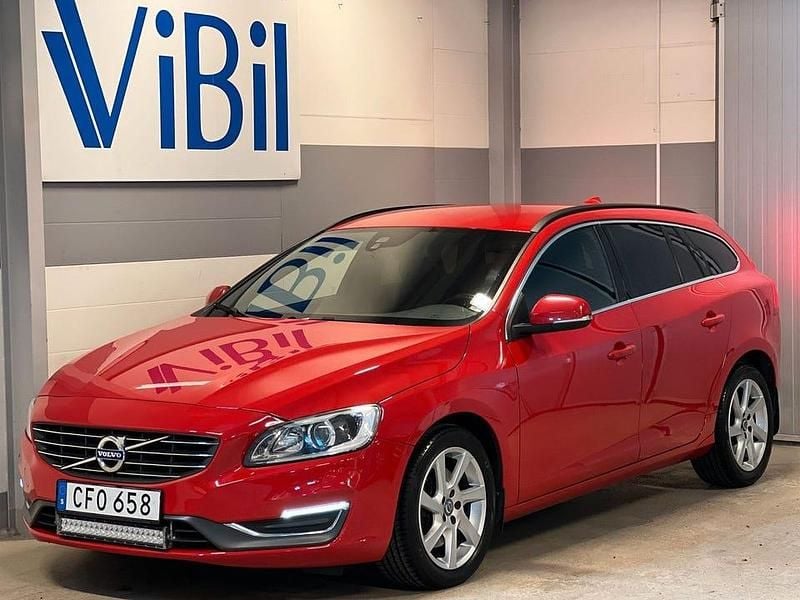 Röd Begagnad 2015 Volvo V60 Momentum Kombi | 164 900 kr (Marknadspris) - Bild 1/4