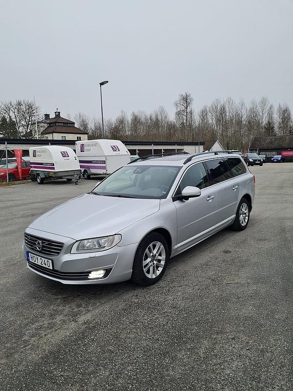 Silver Begagnad 2014 Volvo V70 Momentum Kombi | 99 700 kr (Marknadspris) - Bild 1/4