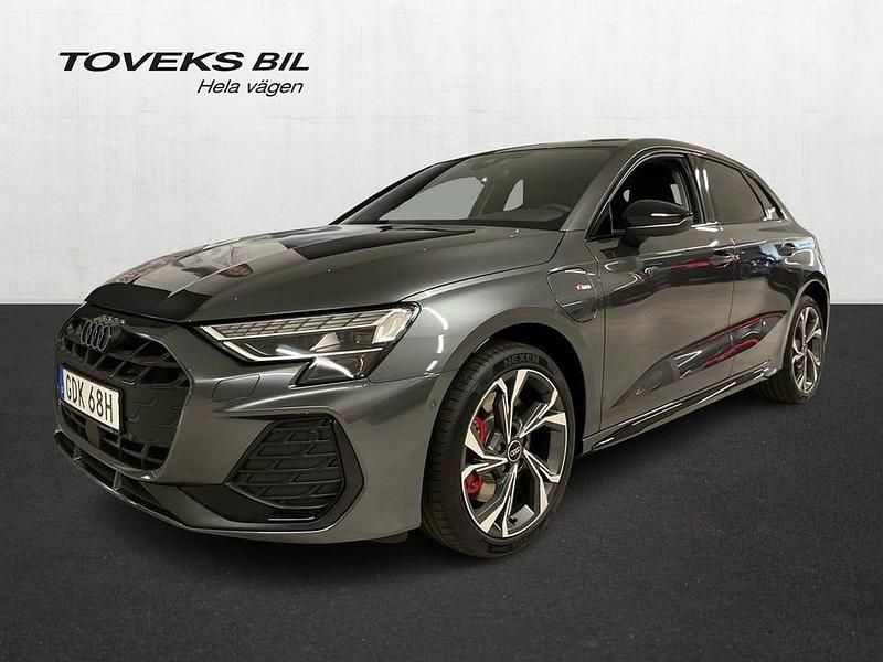 Daytonagrå pärleffekt Ny 2025 Audi A3 S-Line Sedan | 479 900 kr - Bild 1/4