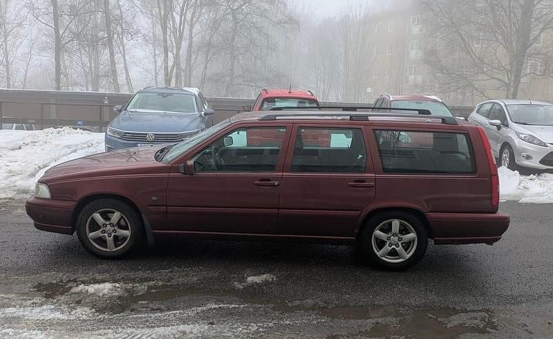 Begagnad Volvo V70 170 HK (125 kW) 1999 Vinröd Kombi