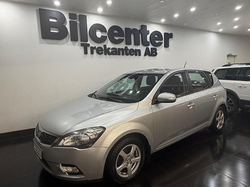 Silver Begagnad 2010 Kia Ceed Halvkombi | 49 900 kr (Marknadspris) - Bild 1/4