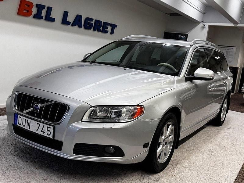 Ljusgrå Begagnad 2008 Volvo V70 Summum Kombi | 57 900 kr (Bra pris) - Bild 1/4
