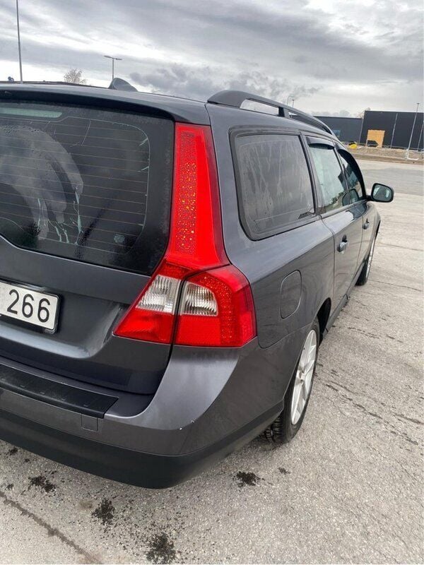 Grå Begagnad 2008 Volvo V70 Kinetic Kombi | 39 000 kr (Marknadspris) - Bild 1/4