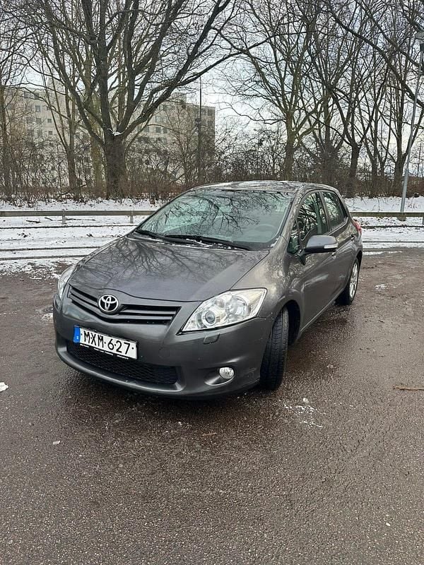 Begagnad 2012 Toyota Auris Halvkombi | 60 000 kr (Marknadspris) - Bild 1/4