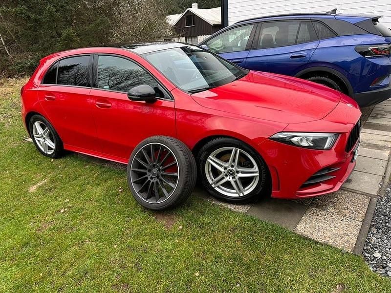 Deep black Begagnad 2019 Mercedes A200 Halvkombi | 219 000 kr (Marknadspris) - Bild 1/4