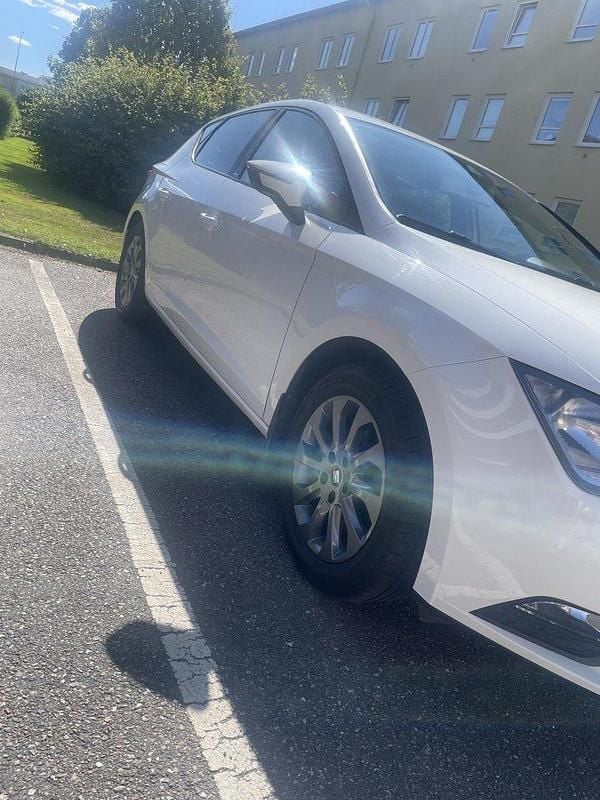 Vit Begagnad 2015 Seat Leon Style Halvkombi | 92 500 kr (Marknadspris) - Bild 1/4