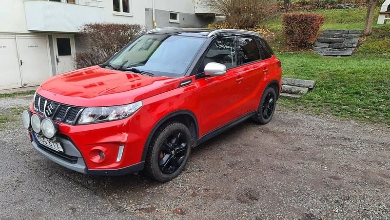 Röd Begagnad 2015 Suzuki Vitara SUV | 99 900 kr (Marknadspris) - Bild 1/4