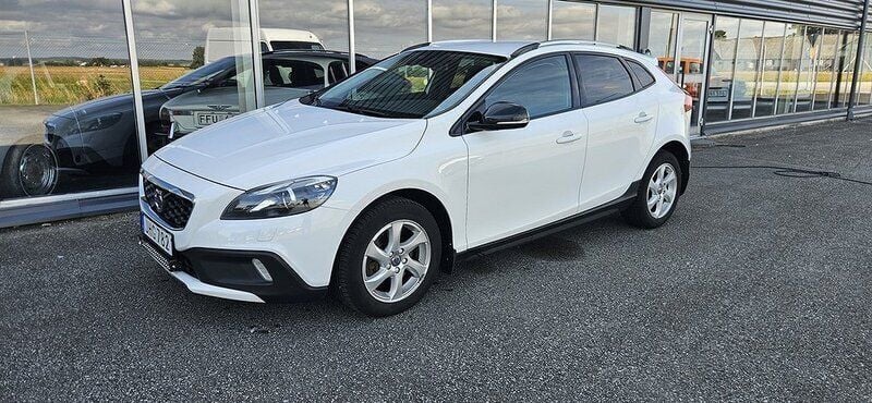 Vit Begagnad 2016 Volvo V40 CC Momentum Kombi | 129 900 kr (Marknadspris) - Bild 1/4