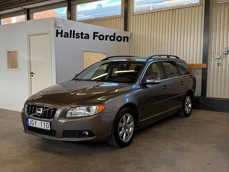 Grå Begagnad 2011 Volvo V70 Momentum Kombi | 108 900 kr (Marknadspris) - Bild 1/4