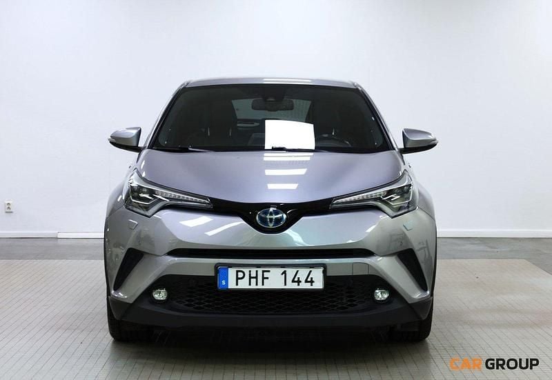 Mörkgrå (grå) Begagnad 2017 Toyota C-HR Executive SUV | 189 900 kr (Marknadspris) - Bild 1/4