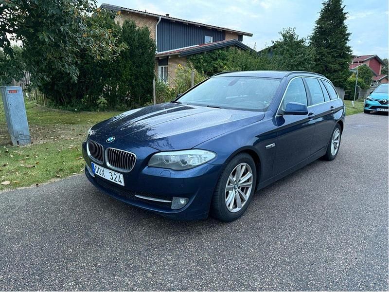 Blå Begagnad 2011 BMW 520 Kombi | 69 900 kr (Superpris) - Bild 1/4