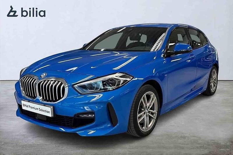 Blå Begagnad 2022 BMW 118 Halvkombi | 239 900 kr (Marknadspris) - Bild 1/1