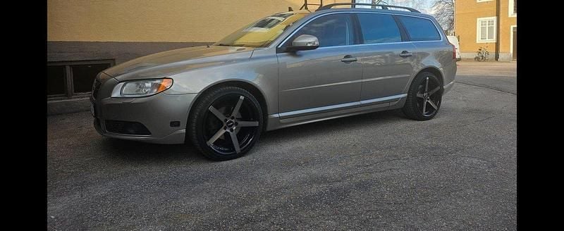 Brun Begagnad 2010 Volvo V70 Momentum Kombi | 67 000 kr (Superpris) - Bild 1/4