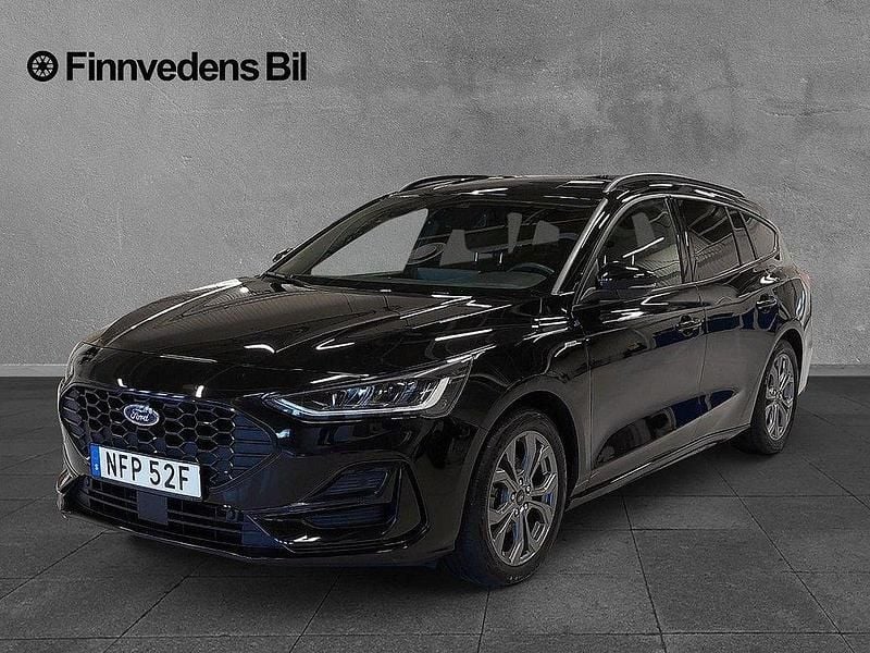 Svart Begagnad 2022 Ford Focus ST-Line X Kombi | 229 000 kr (Marknadspris) - Bild 1/4