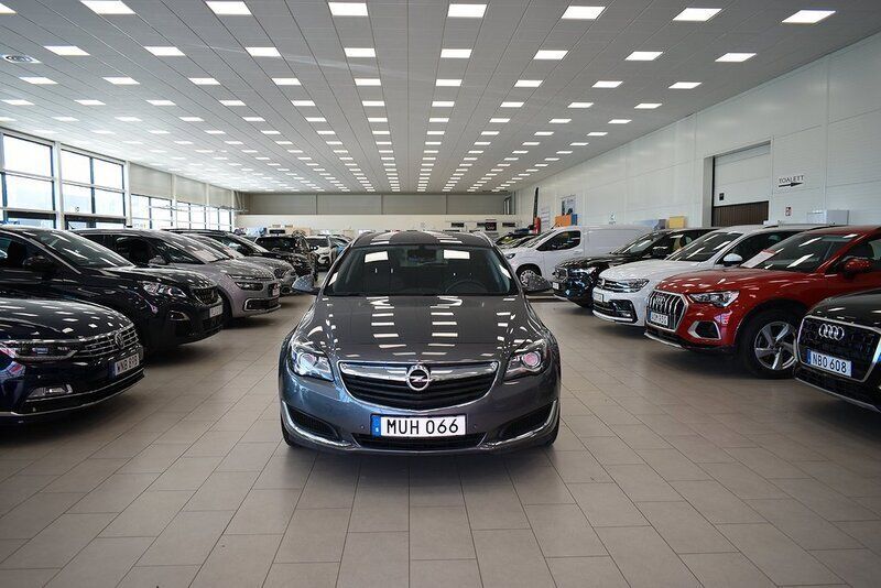 Grå (gråmetallic) Begagnad 2015 Opel Insignia Kombi | 159 900 kr (Dyr) - Bild 1/4