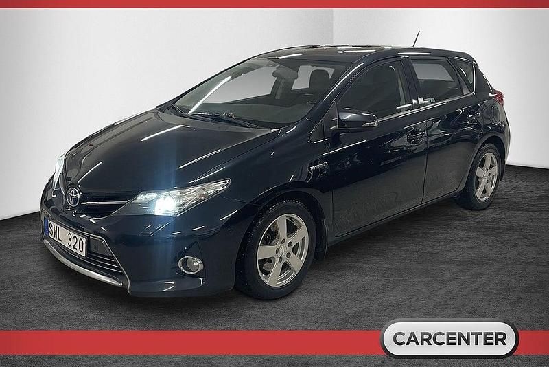 Mörkblå Begagnad 2013 Toyota Auris Hybrid Executive Halvkombi | 107 500 kr (Marknadspris) - Bild 1/4