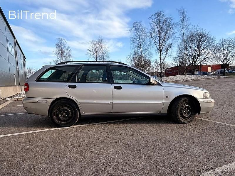 Begagnad Volvo V40 Standard 122 HK (89 kW) 2004 Grå Kombi
