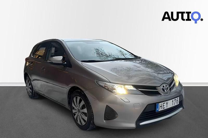 Begagnad Toyota Auris Multidrive S 132 HK (97 kW) 2013 Brun Halvkombi