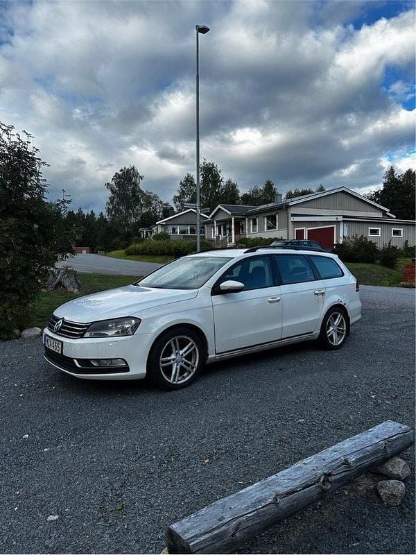 Vit Begagnad 2013 VW Passat Kombi | 37 000 kr (Marknadspris) - Bild 1/4