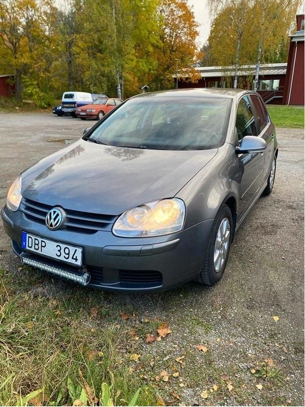 Grå Begagnad 2007 VW Golf V Trendline Halvkombi | 21 000 kr (Bra pris) - Bild 1/4