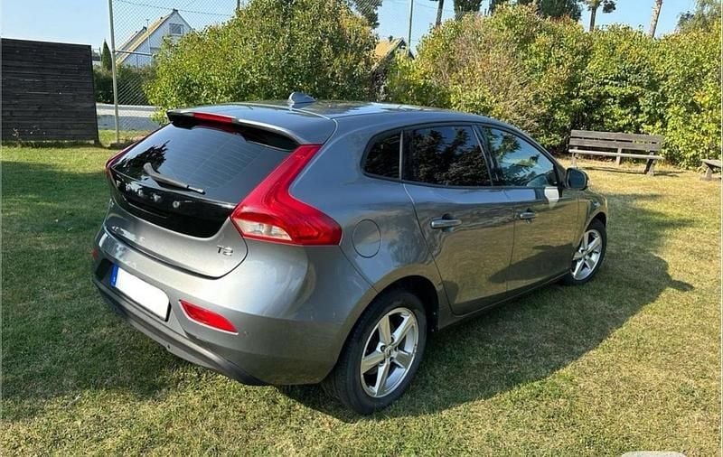 Grå Begagnad 2017 Volvo V40 Business Edition Kombi | 145 000 kr (Marknadspris) - Bild 1/4