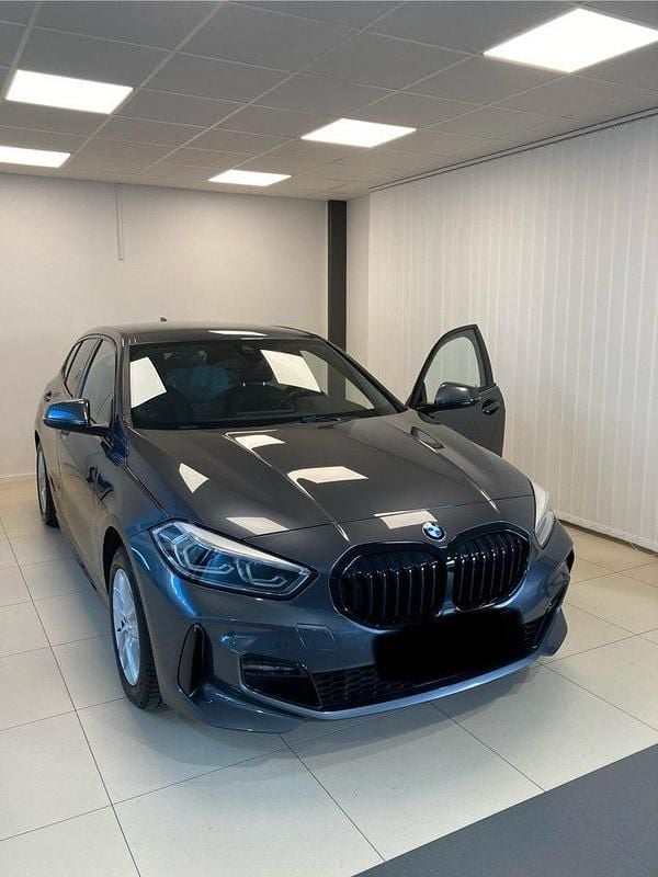 Grå Begagnad 2021 BMW 118 M Sport Halvkombi | 235 000 kr (Marknadspris) - Bild 1/4