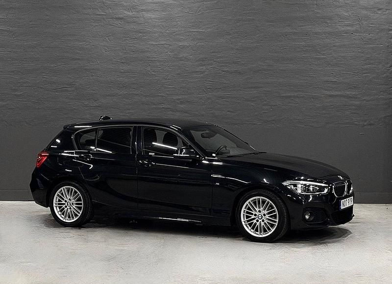 Svart (svart metallic) Begagnad 2018 BMW 118 M Sport Halvkombi | 159 900 kr (Marknadspris) - Bild 1/4