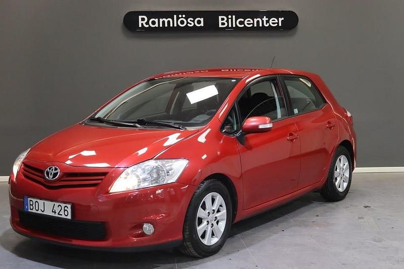 Begagnad Toyota Auris Plus 90 HK (66 kW) 2012 Mörkröd Halvkombi