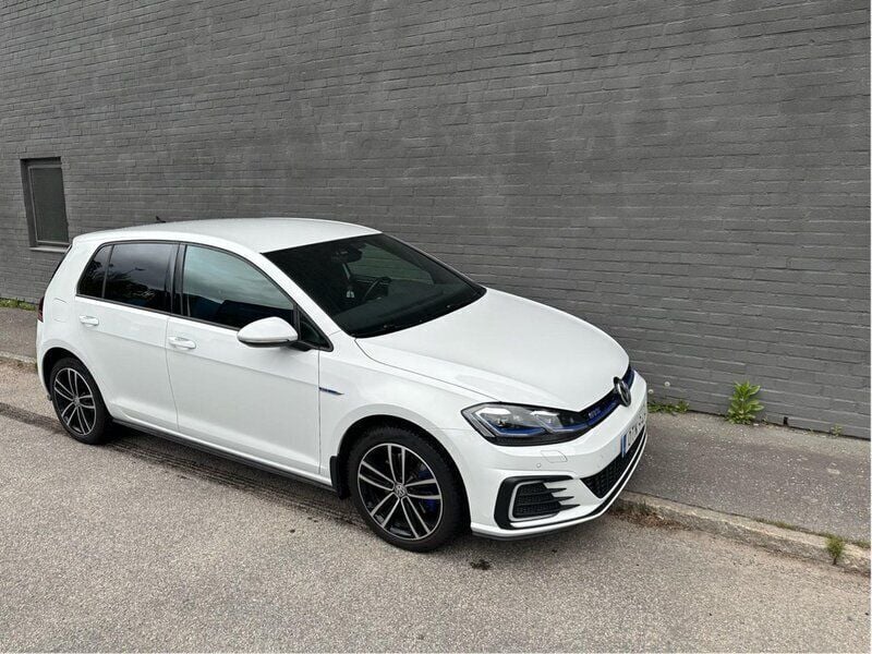 Vit Begagnad 2020 VW Golf VII GTE Halvkombi | 205 000 kr (Bra pris) - Bild 1/4