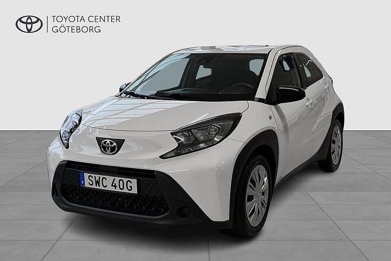 Vit Begagnad 2022 Toyota Aygo X Play SUV | 159 900 kr (Marknadspris) - Bild 1/2