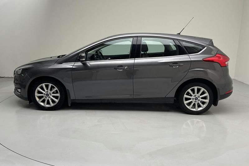 Begagnad Ford Focus Titanium 125 HK (91 kW) 2017 Grå