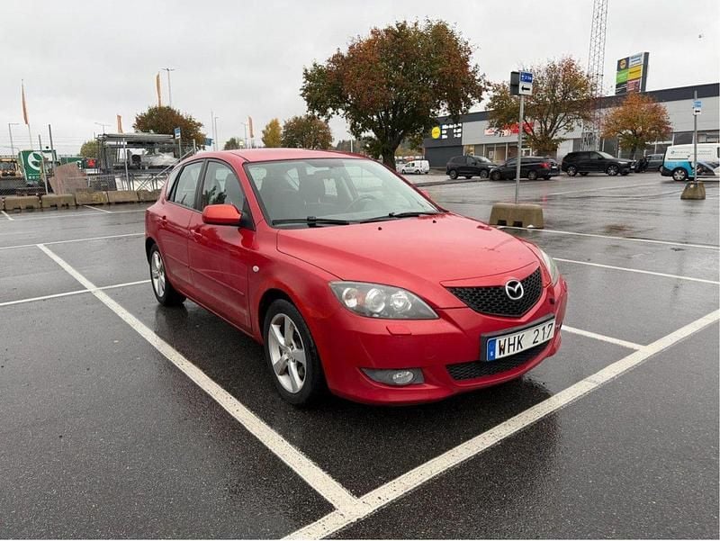 Röd Begagnad 2005 Mazda 3 Inclusive Halvkombi | 13 500 kr (Superpris) - Bild 1/4