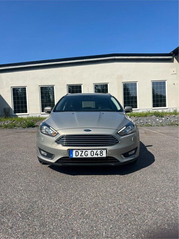 Grå Begagnad 2015 Ford Focus Kombi | 70 000 kr (Marknadspris) - Bild 1/4
