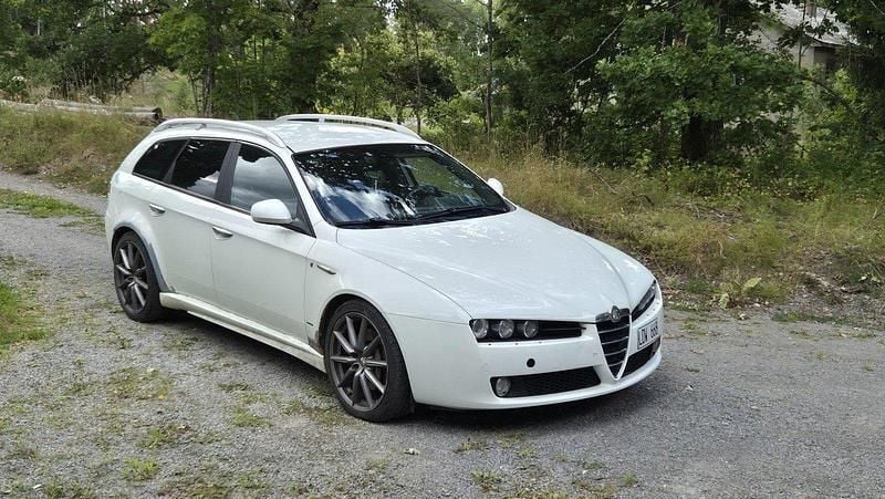 Vit Begagnad 2011 Alfa Romeo 159 Kombi | 20 000 kr (Superpris) - Bild 1/4