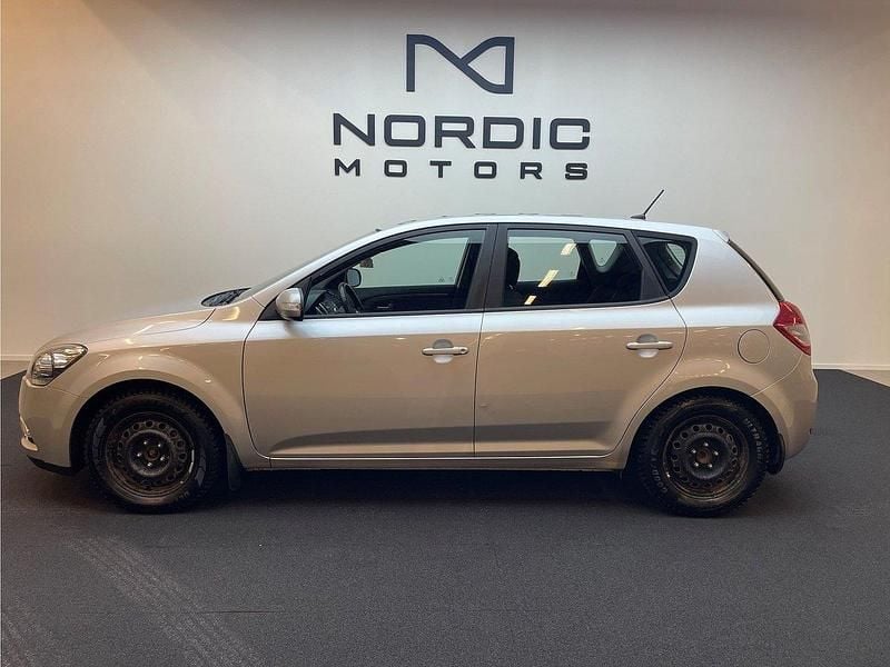 Silver Begagnad 2011 Kia Ceed Comfort Halvkombi | 49 900 kr (Superpris) - Bild 1/4