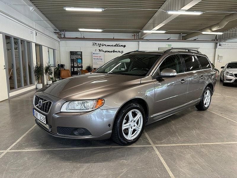 Grå Begagnad 2010 Volvo V70 Momentum Kombi | 74 900 kr (Bra pris) - Bild 1/4