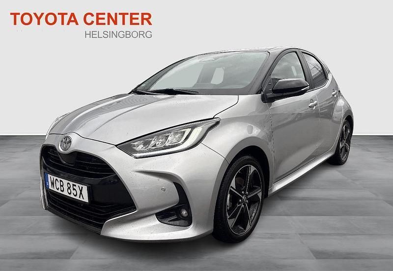 Silver Begagnad 2024 Toyota Yaris Hybrid Edition Halvkombi | 289 900 kr (Lite dyr) - Bild 1/4