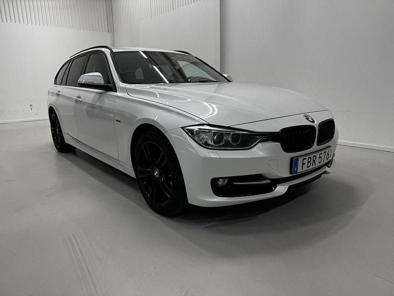 Vit Begagnad 2015 BMW 320 Sport Line Kombi | 125 700 kr (Marknadspris) - Bild 1/4