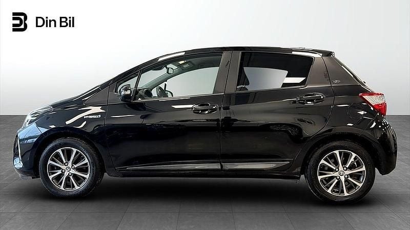 Begagnad Toyota Yaris Hybrid 73 HK (53 kW) 2019 Svart Halvkombi