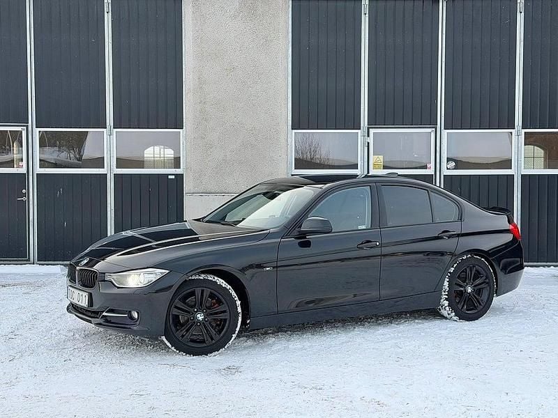 Svart Begagnad 2012 BMW 320 Sport Line Sedan | 109 900 kr (Marknadspris) - Bild 1/4