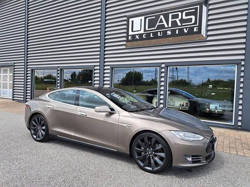 Grå Begagnad 2015 Tesla Model S Halvkombi | 299 990 kr (Dyr) - Bild 1/4