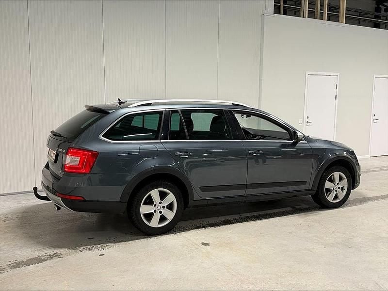 Begagnad Skoda Octavia Scout 184 HK (135 kW) 2017 Grå Kombi