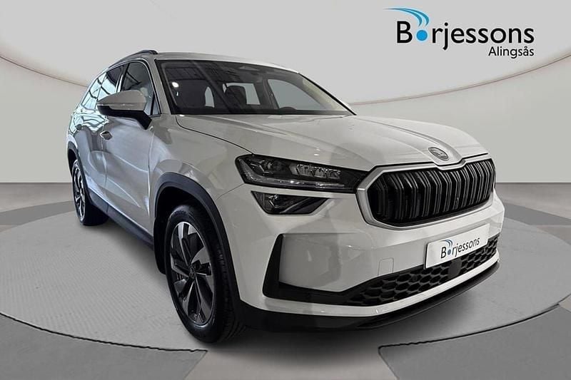 Vit Ny 2025 Skoda Kodiaq Selection SUV | 511 300 kr (Marknadspris) - Bild 1/4