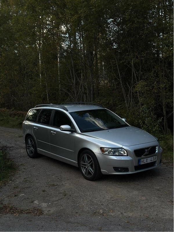 Grå Begagnad 2009 Volvo V50 Momentum Kombi | 39 000 kr (Bra pris) - Bild 1/4