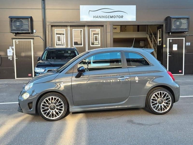 Grå Begagnad 2020 Abarth 595 Halvkombi | 155 000 kr (Marknadspris) - Bild 1/4